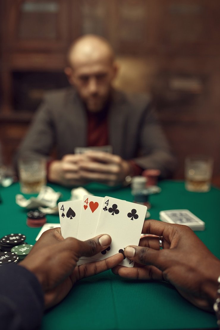 Ilustrasi pengguna yang menggunakan fitur responsible gaming di aplikasi cakarbet